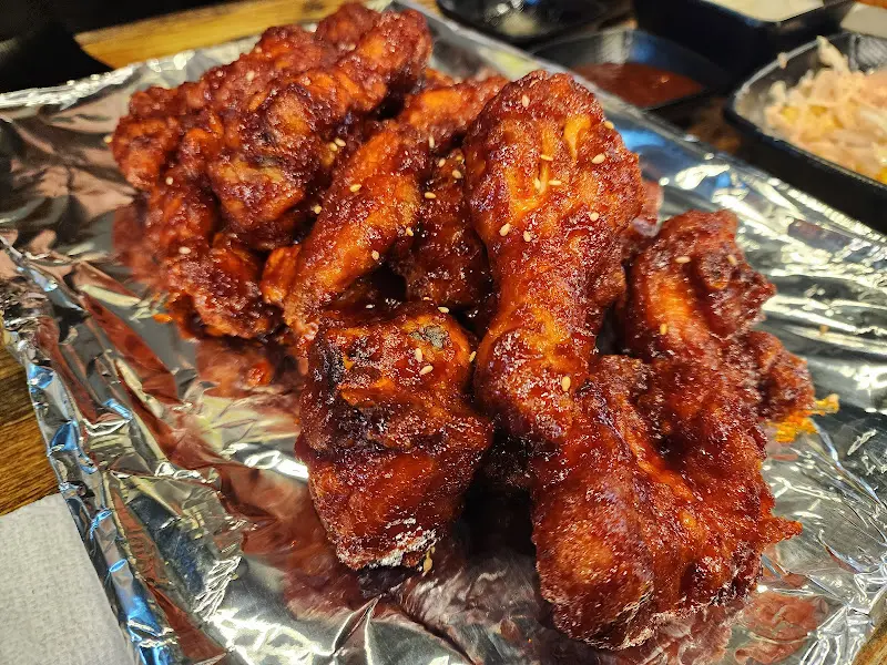 윤기가 흐르는 얼큰이 치킨