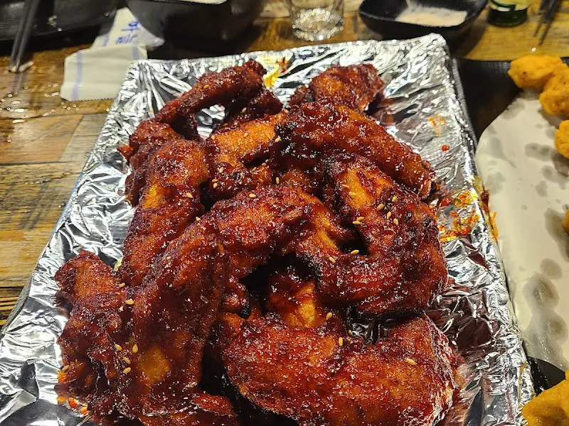 푸짐하게 쌓인 얼큰이 치킨