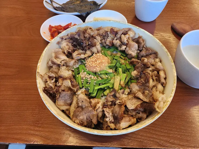 푸짐한 우삼겹부추비빔밥 한 상 차림