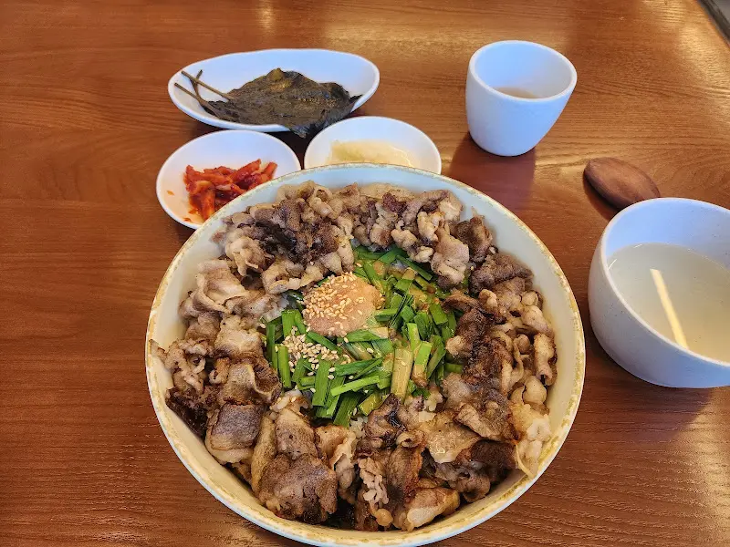 우삼겹부추비빔밥 근접샷