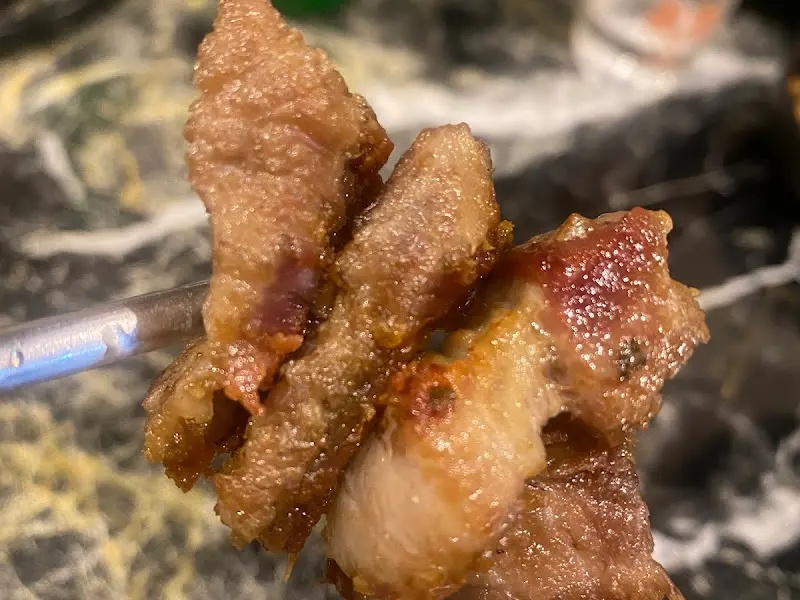 잘 익은 삼겹살 한 점