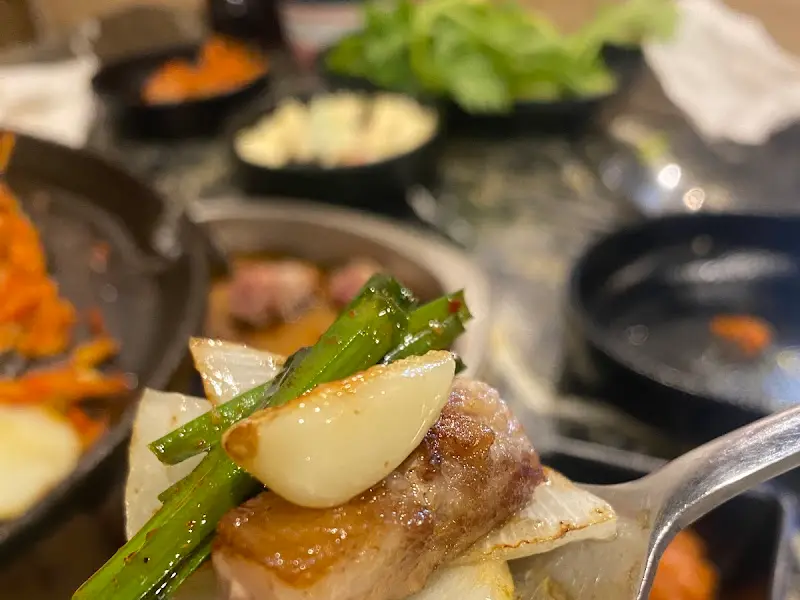 삼겹살과 곁들여 먹는 반찬들