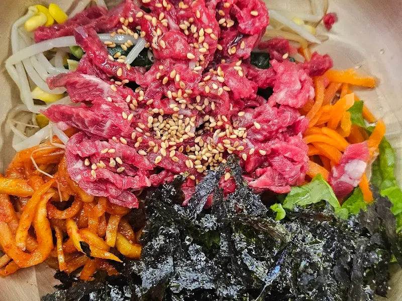 푸짐한 생고기 비빔밥