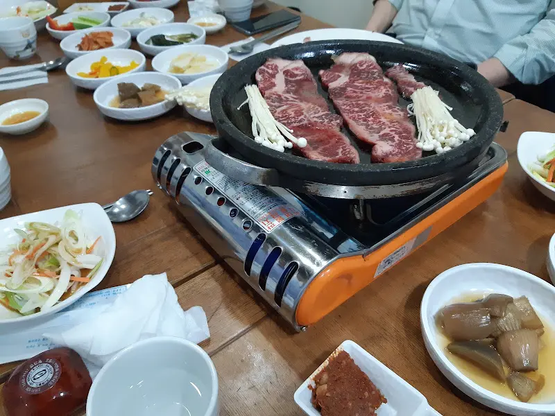 불판 위에서 익어가는 소고기