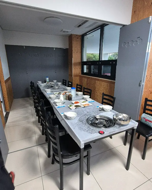 넓은 식당 내부