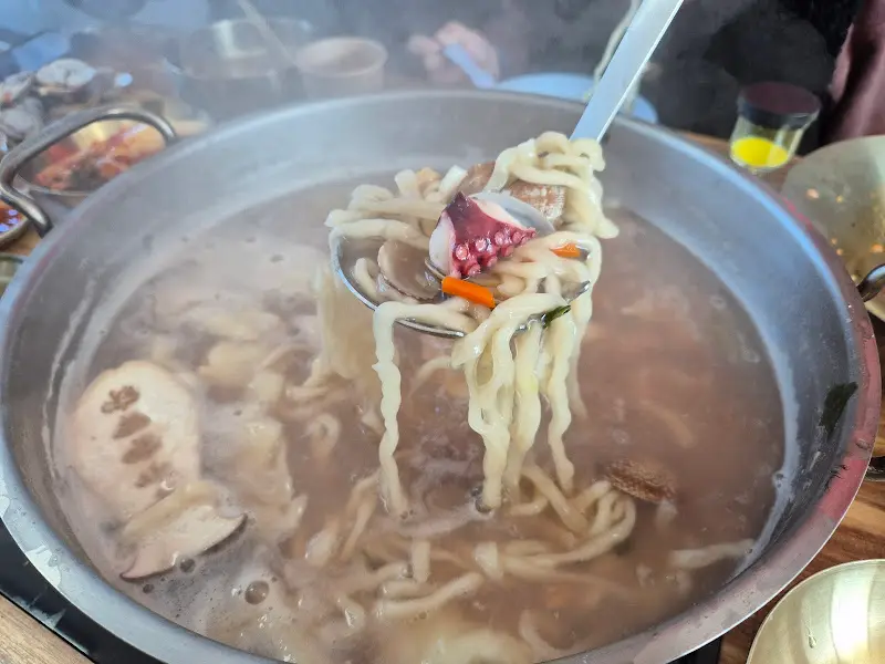 칼국수를 즐기는 모습