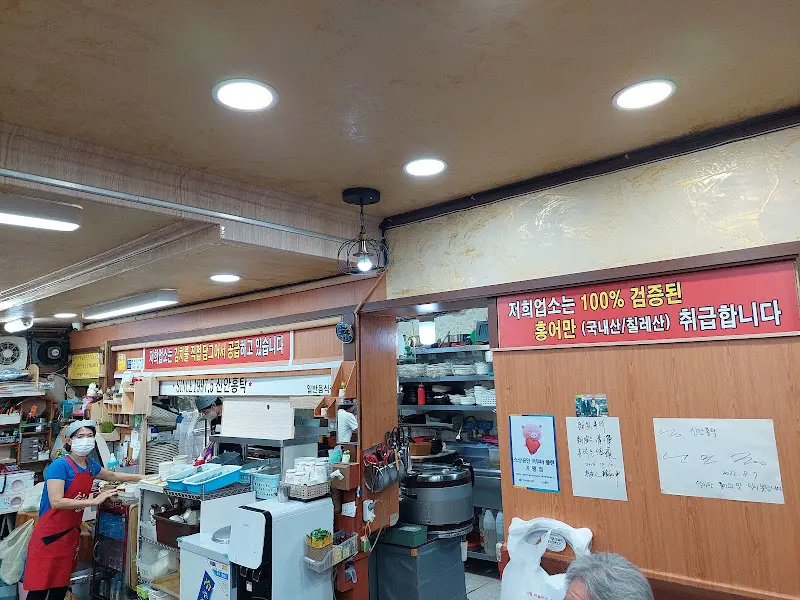 원조신안홍탁집 내부