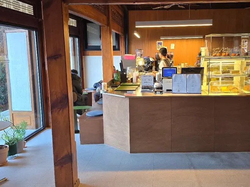 카페 내부 카운터 모습
