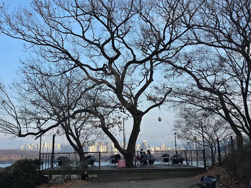 야외 테이블에서 바라보는 한강 뷰