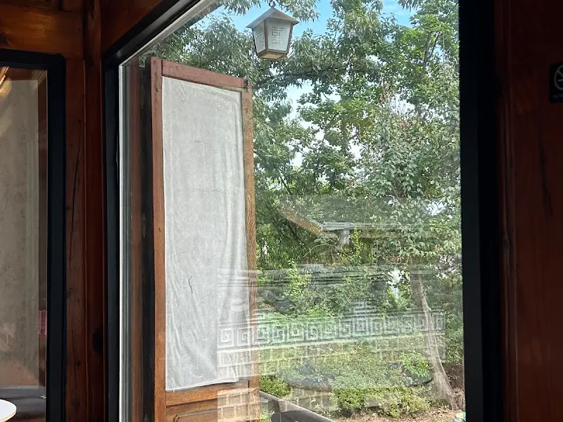 한옥 창문과 푸른 잎