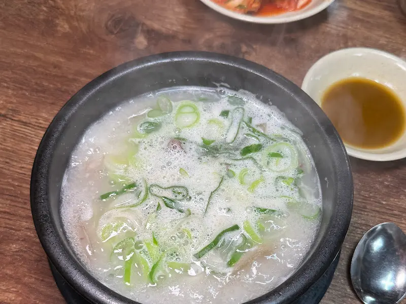 파가 듬뿍 뿌려진 소머리국밥