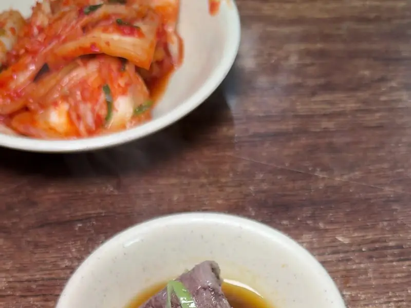 와사비 간장에 찍어 먹는 소머리 고기