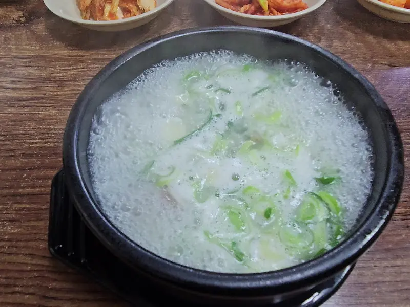 김이 모락모락 나는 소머리국밥