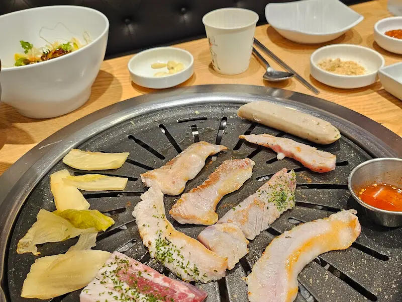 불판 위에서 익어가는 삼겹살