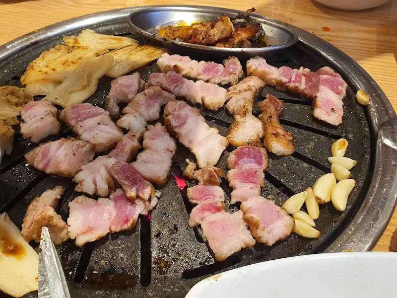 불판 가득 삼겹살 파티