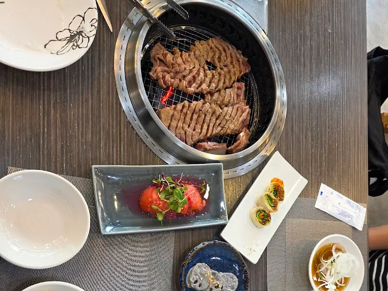 숯불 위에서 맛있게 익어가는 양념갈비