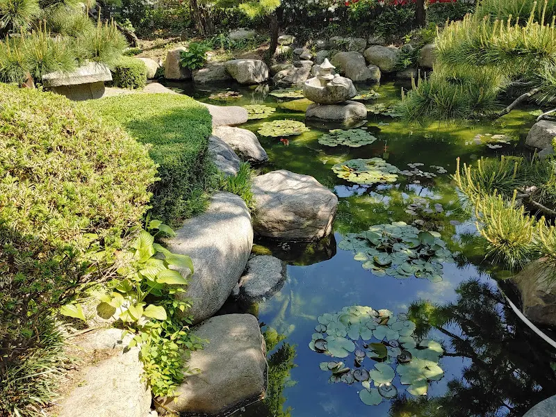 잘 정돈된 숭의가든의 연못