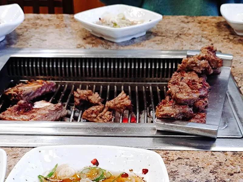 숯불 위에서 맛있게 구워진 갈비