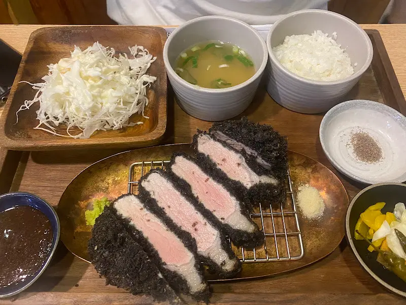 검은 튀김옷을 입은 흑돼지 돈카츠