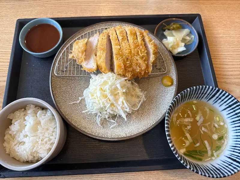 흑돼지 돈카츠 한 상 차림