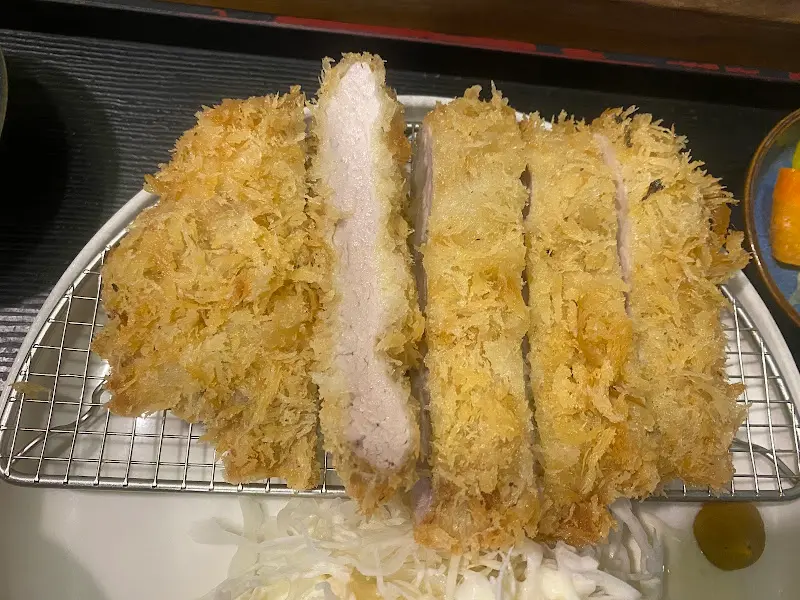 흑돼지 돈카츠 단면