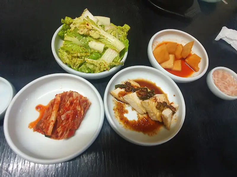 다채로운 밑반찬 구성