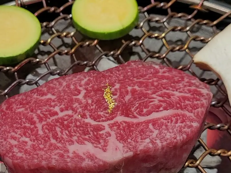 숯불 위에서 구워지는 한우