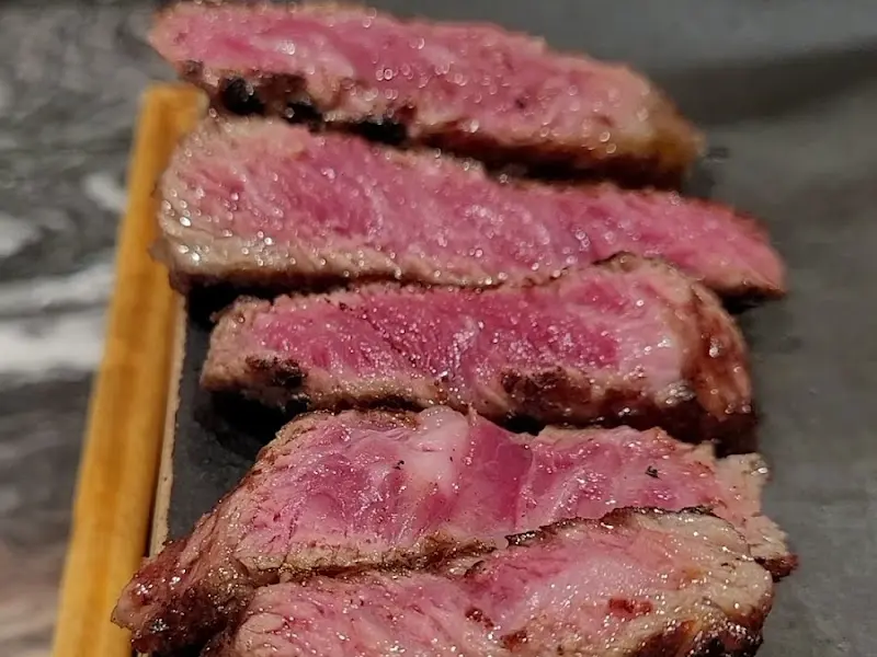 미디엄 레어로 구워진 한우 안심