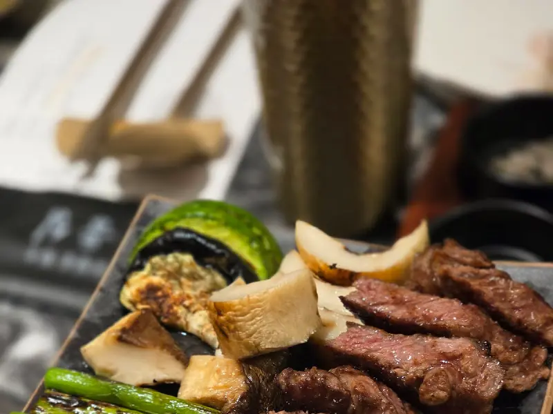 먹기 좋게 구워진 한우와 채소