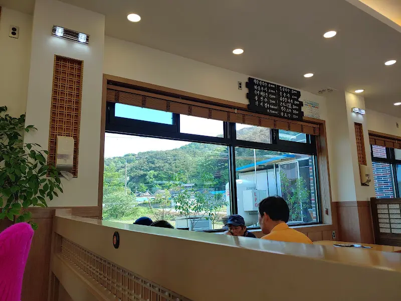 창밖 풍경을 감상하며 식사할 수 있는 테이블