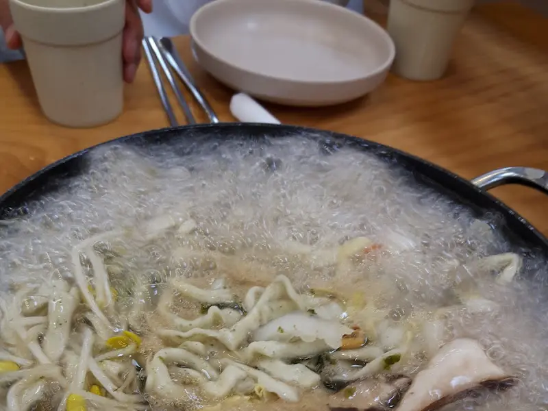 끓고 있는 칼국수의 모습