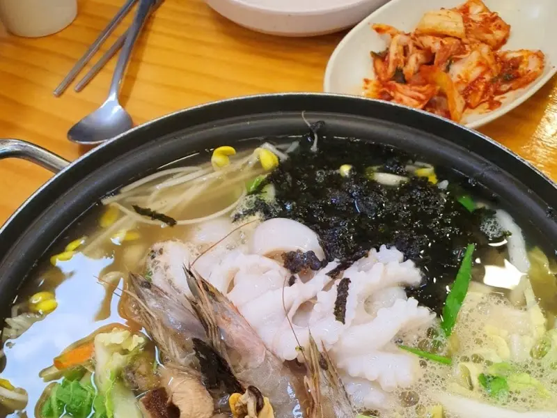 해물이 들어간 칼국수의 모습