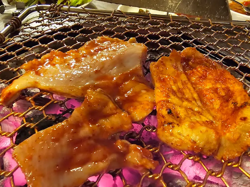 숯불 위에서 익어가는 특양구이