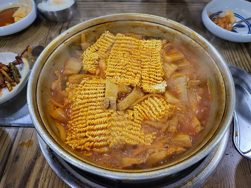 두루찌개에 라면사리를 추가한 모습