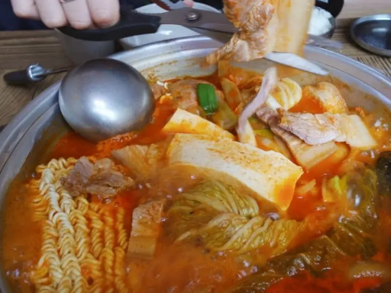 온양심가네 두루찌개 김치 자르는 모습