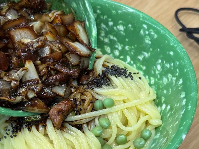 짜장면 비비는 모습