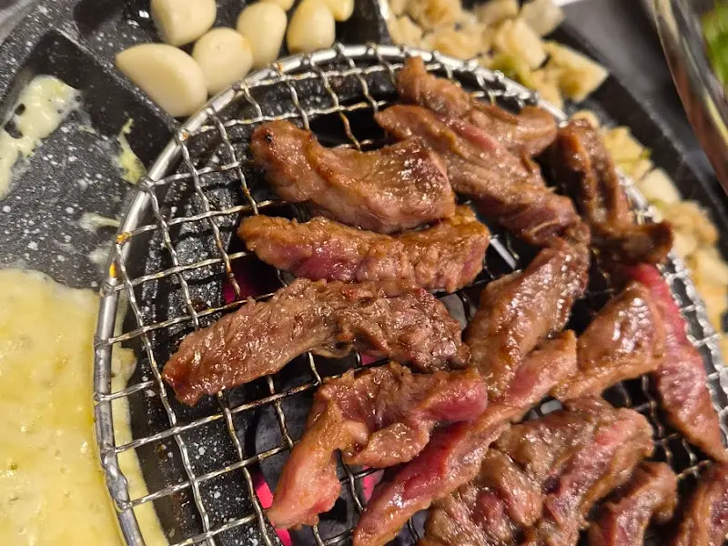 숯불 위에서 익어가는 소갈비살