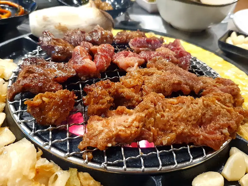 숯불 위에서 익어가는 떡갈비오돌뼈