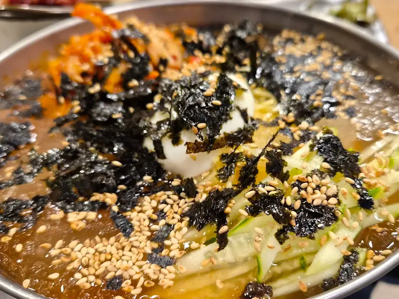 김가루와 깨가 뿌려진 된장국수
