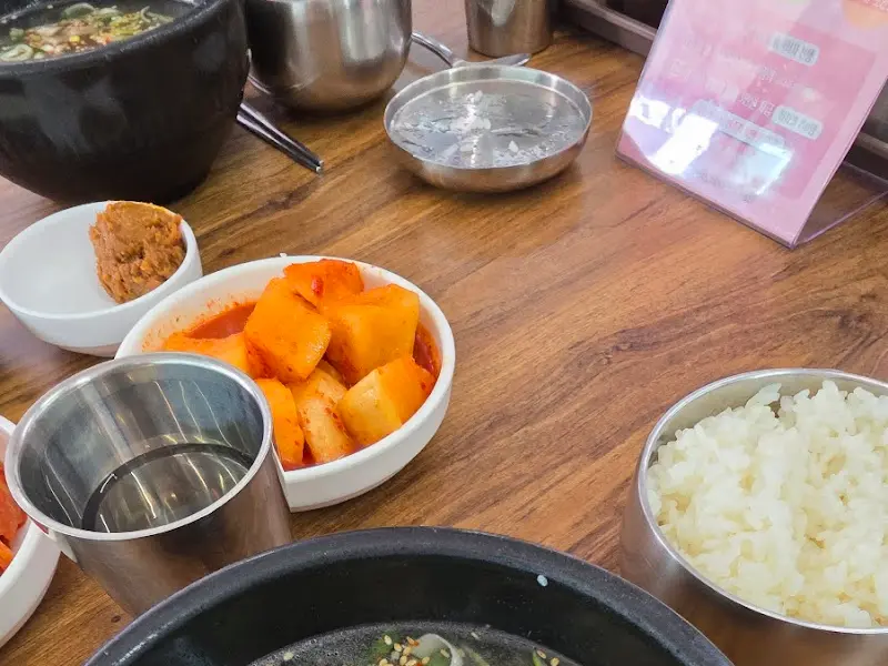 몽실이불고기의 곰탕과 밑반찬