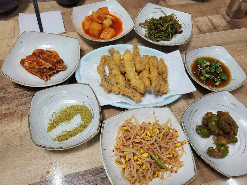 추어 튀김과 다양한 반찬들
