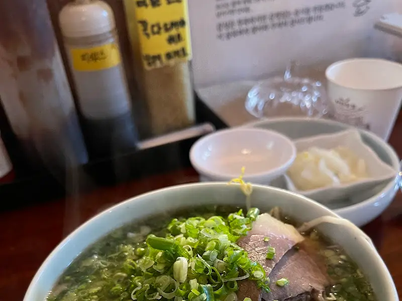 테이블 위에 놓인 쌀국수