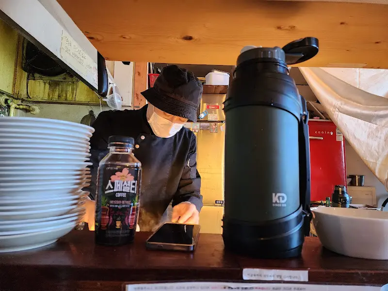 커피를 내리는 사장님