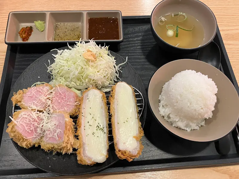 안심 돈까스 한 상 차림