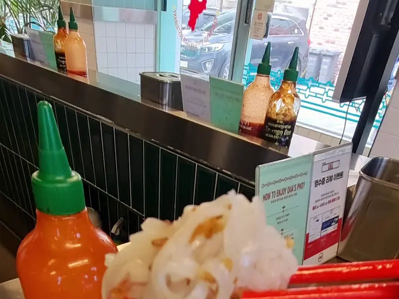 테이블 위의 소스