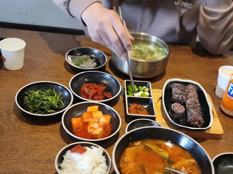 청곰탕과 다양한 반찬들