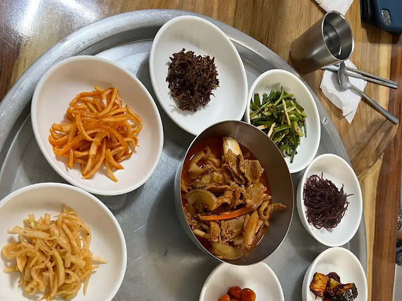 정갈하게 담긴 반찬들