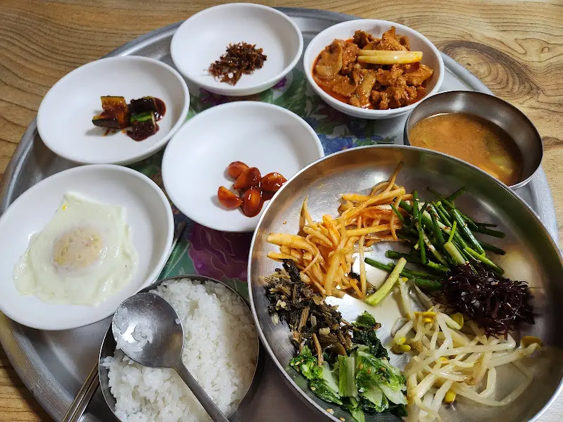 푸짐한 비빔밥 정식 한 상