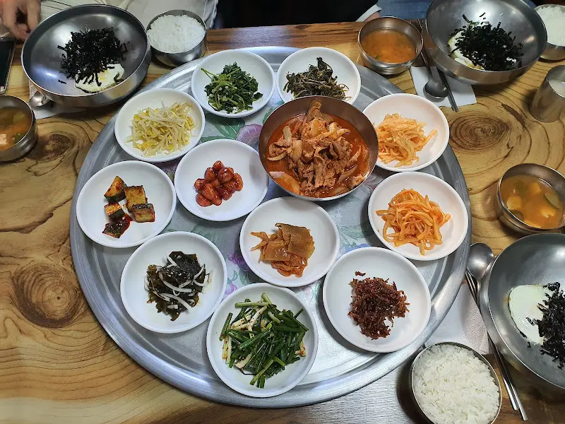 테이블 가득찬 한상차림