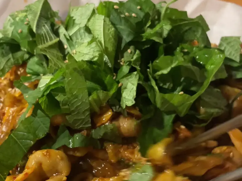 젓가락으로 곱창을 집는 모습